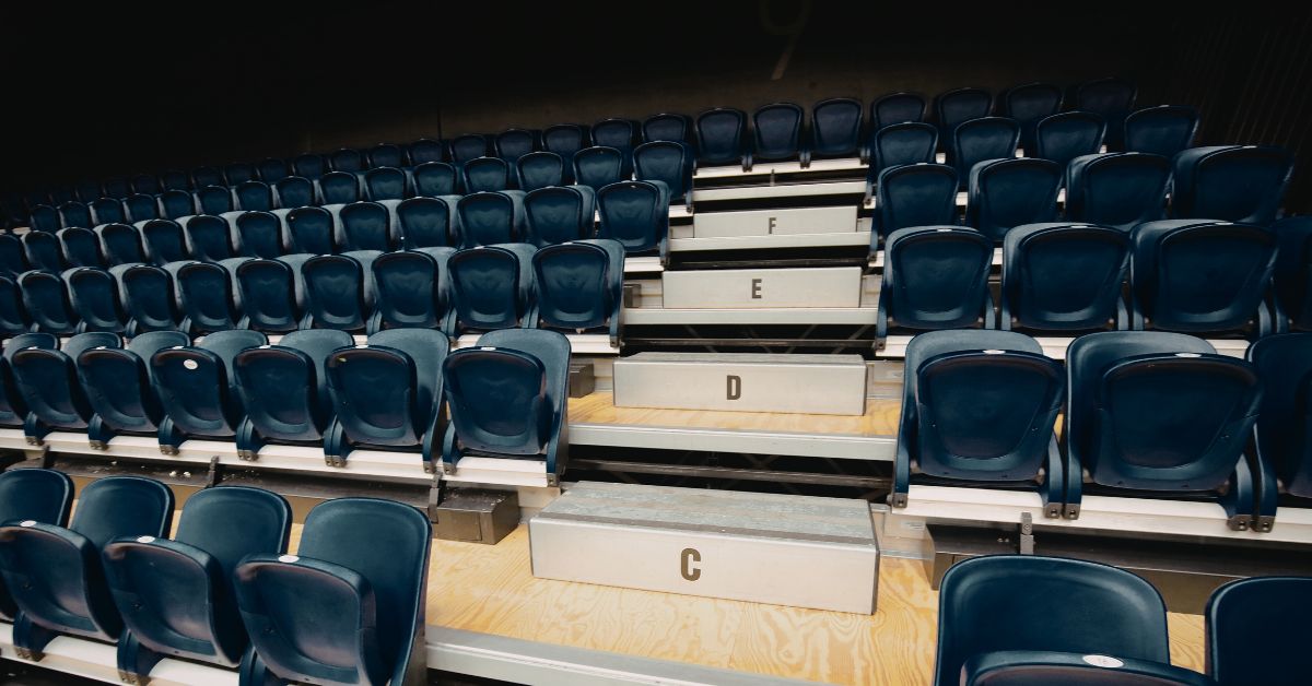 Gradas retráctiles y telescópicas: Guía completa sobre ventajas y usos